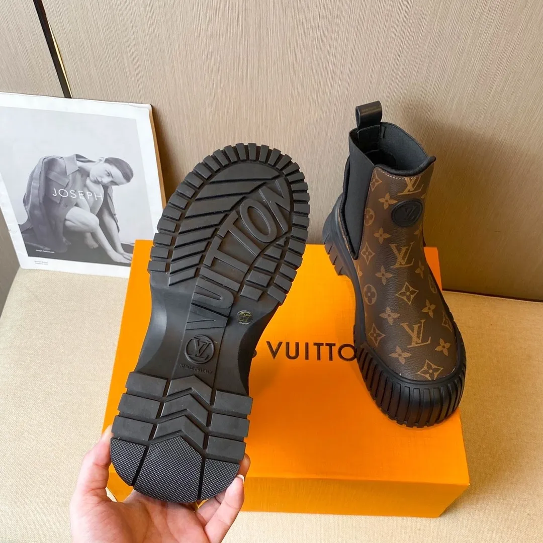 👟👟Ex-factory price 700👟👟Louis Vuitton Louis Vuitton 2022 catwalk new model, high-end customization 1:1 replica, major star Internet celebrity catwalk style, a century-old classic, comfortable on the foot, with Louis Vuitton logo embossed leather label and wear-resistant leather outsole.  Fabric: Open-edge beaded cowhide, LV presbyopic leather, black cowhide, white cowhide. Lining: sheepskin. Number of yards: 35 to 40 (41 can be customized and cannot be returned or exchanged)